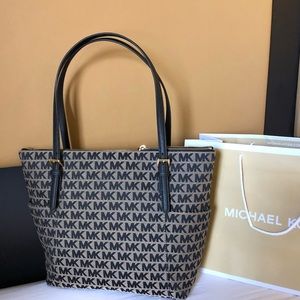 Image of 5296849390494